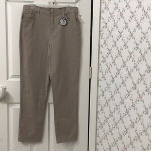 Gloria Vanderbilt SZ 12 Average beige stretchy jeans. NWT